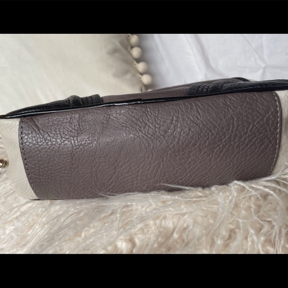 🛍Host Pick!🛍 Guess Handbag in Taupe, White, and Black - Picture 5 of 11